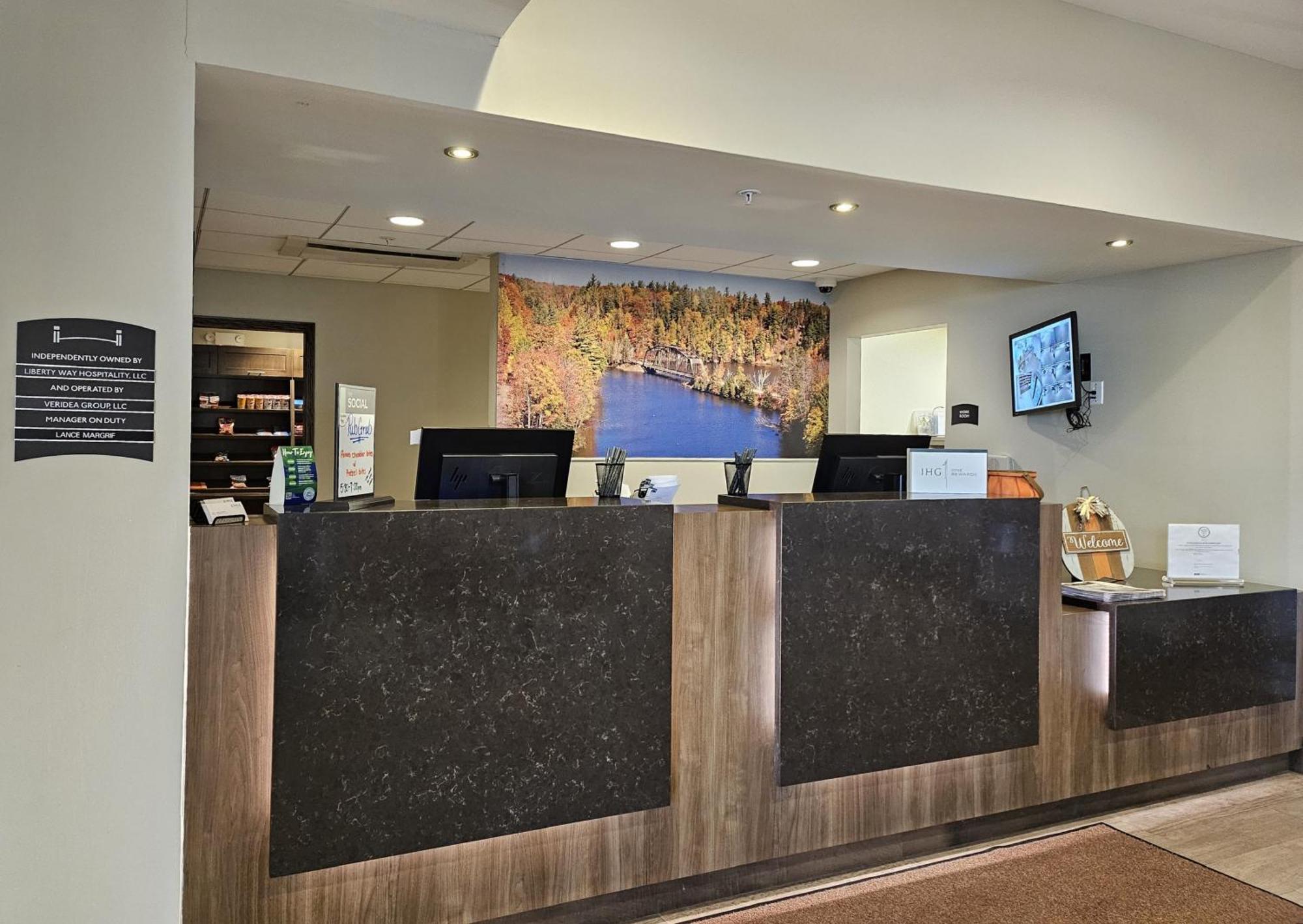 Staybridge Suites Marquette, an IHG Hotel Extérieur photo